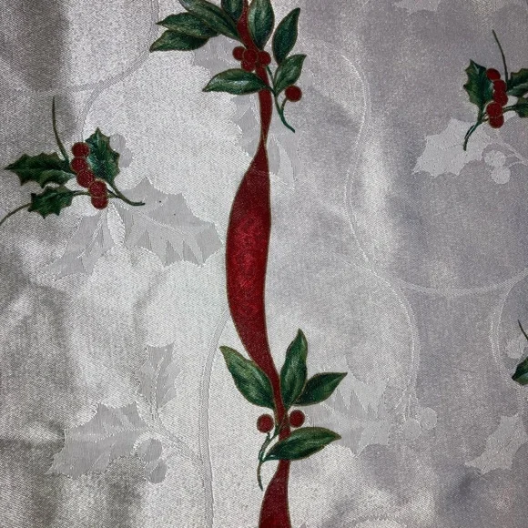 Vintage ivory mistletoe Holly Christmas tablecloth 64 x 50” - Picture 6 of 7